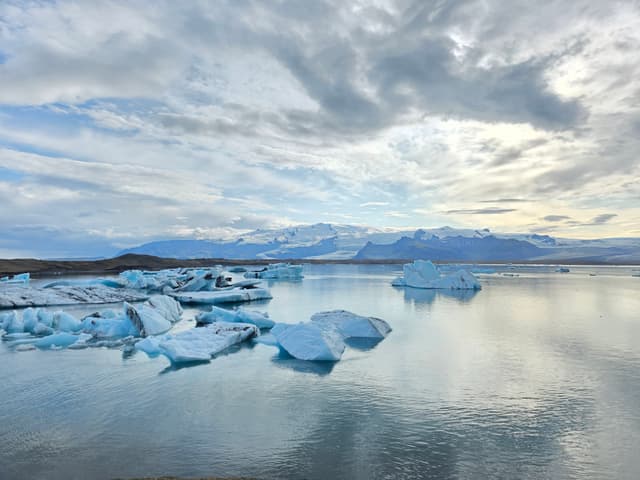 Icebergs drifting in Jökulsárlón glacier lagoon